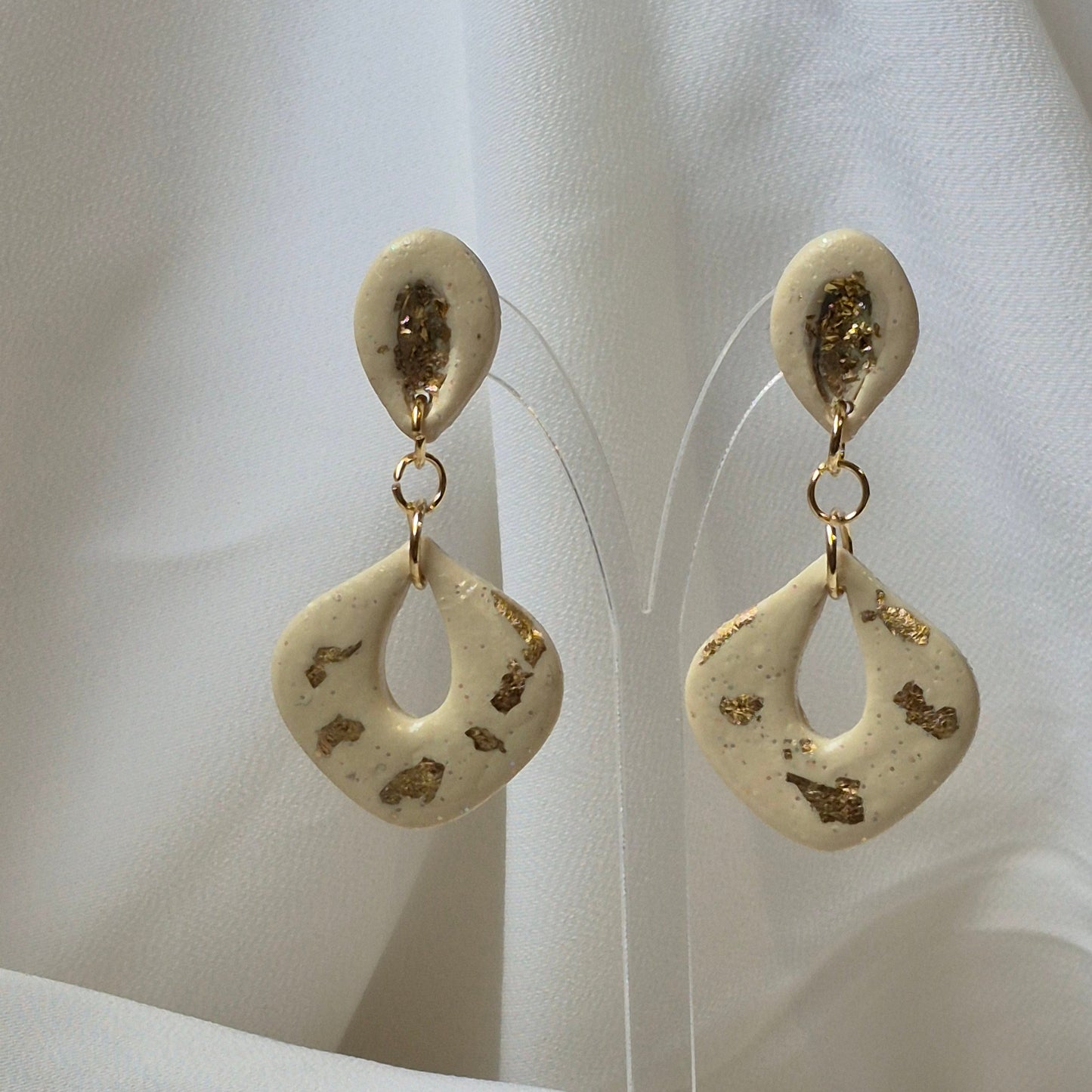 Pendientes dorados de diseño orgánico