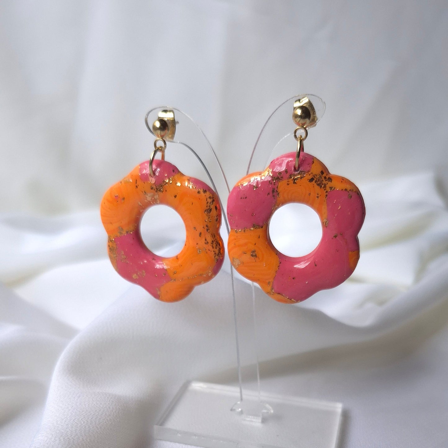 Pendientes florales rosas y naranjas con detalles dorados