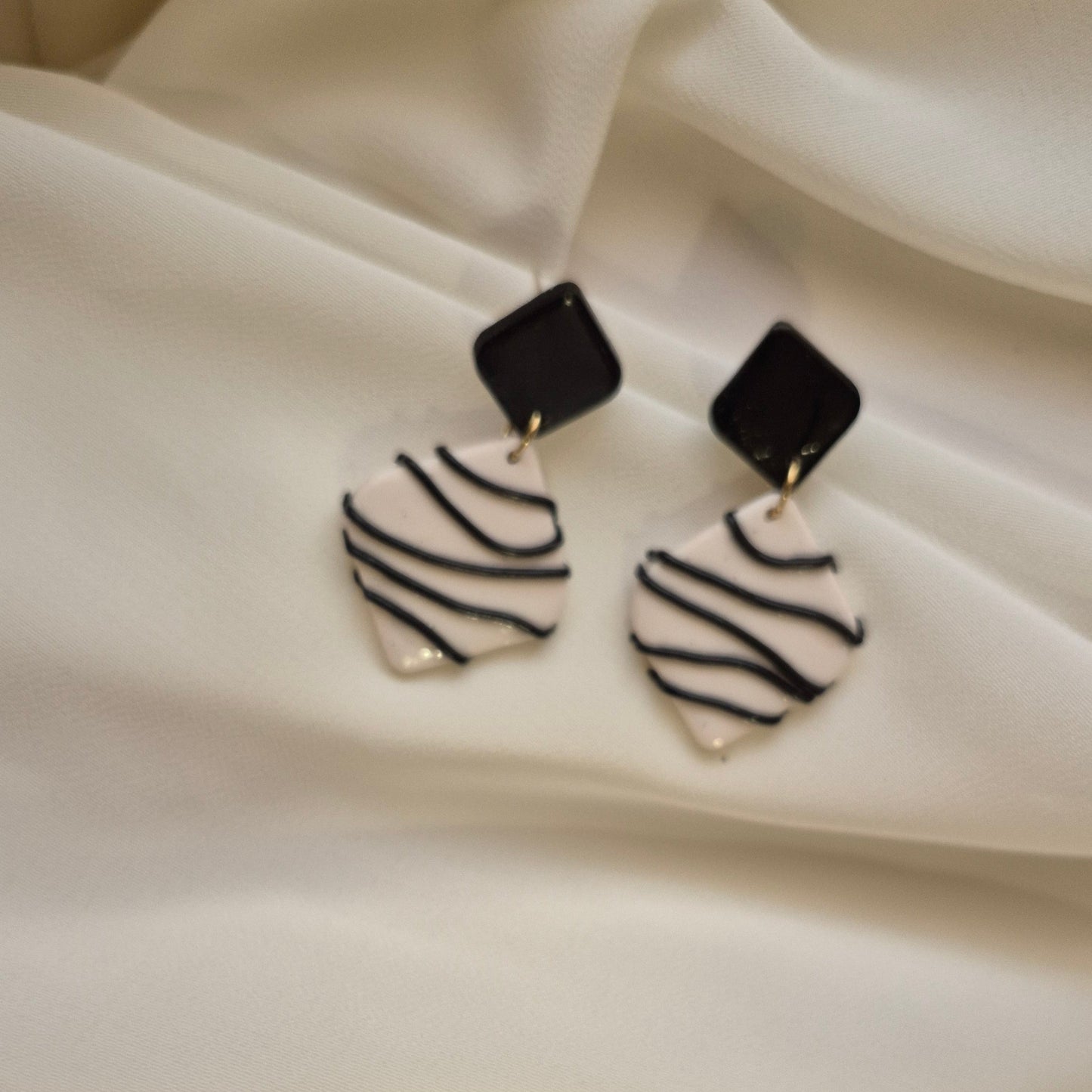 Pendientes geométricos en blanco y negro