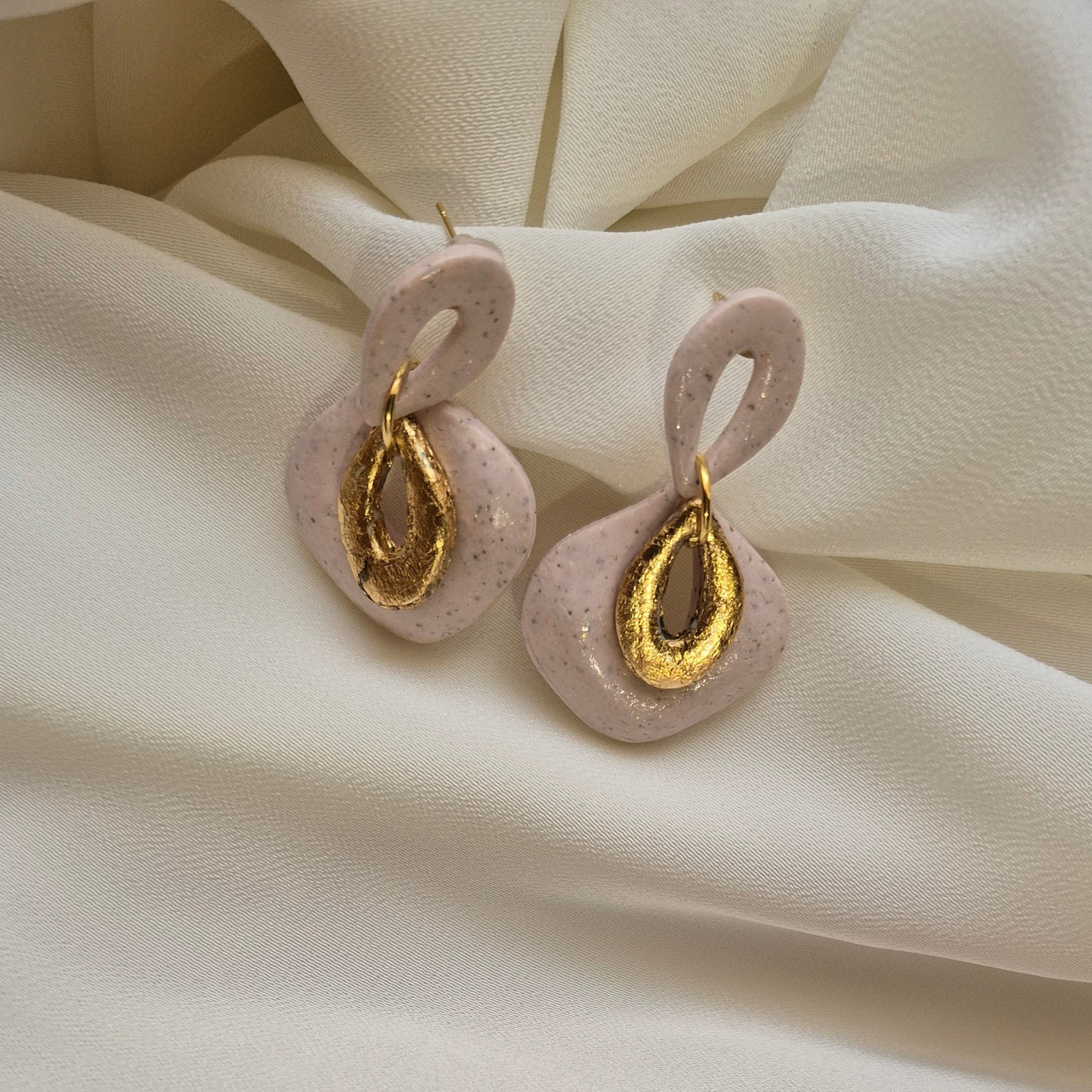Pendientes abstractos en arcilla polimérica con detalles dorados