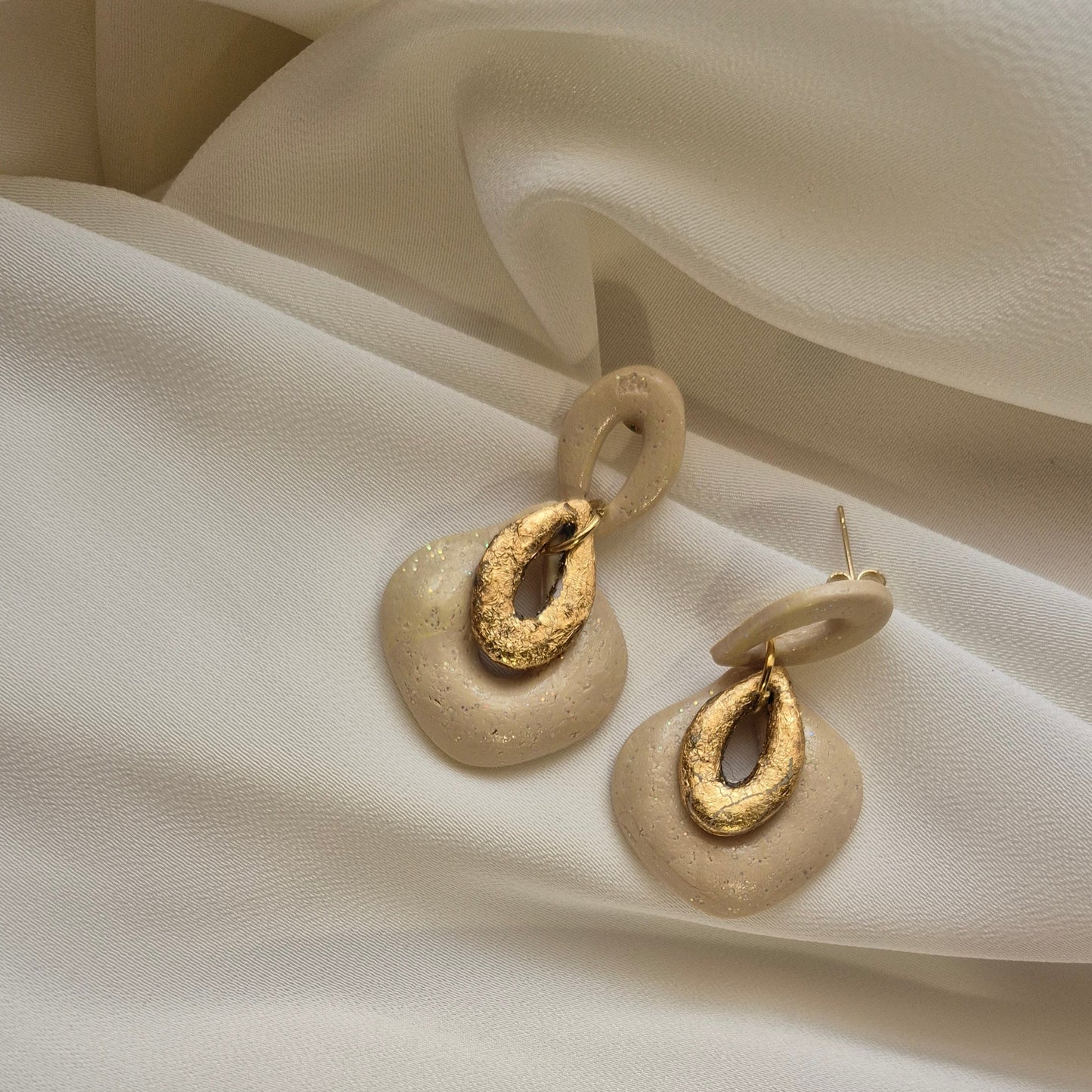 Pendientes abstractos en arcilla polimérica con detalles dorados