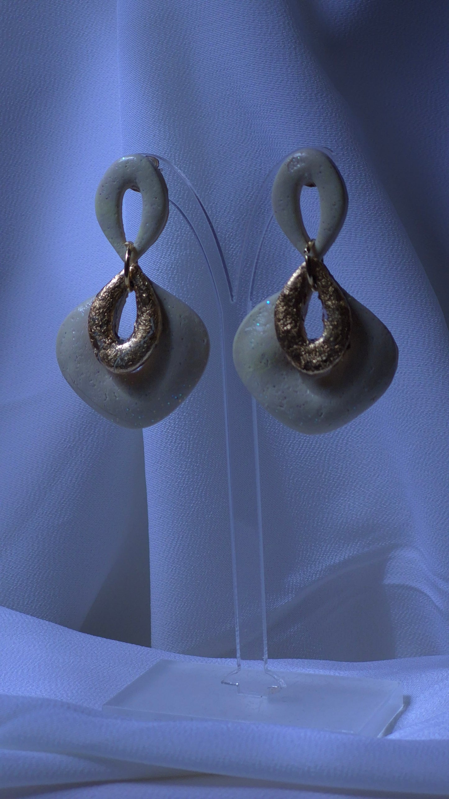 Pendientes abstractos en arcilla polimérica con detalles dorados