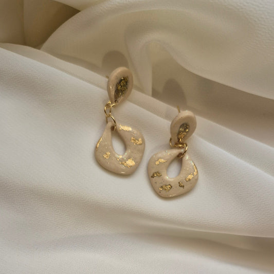 Pendientes dorados de diseño orgánico