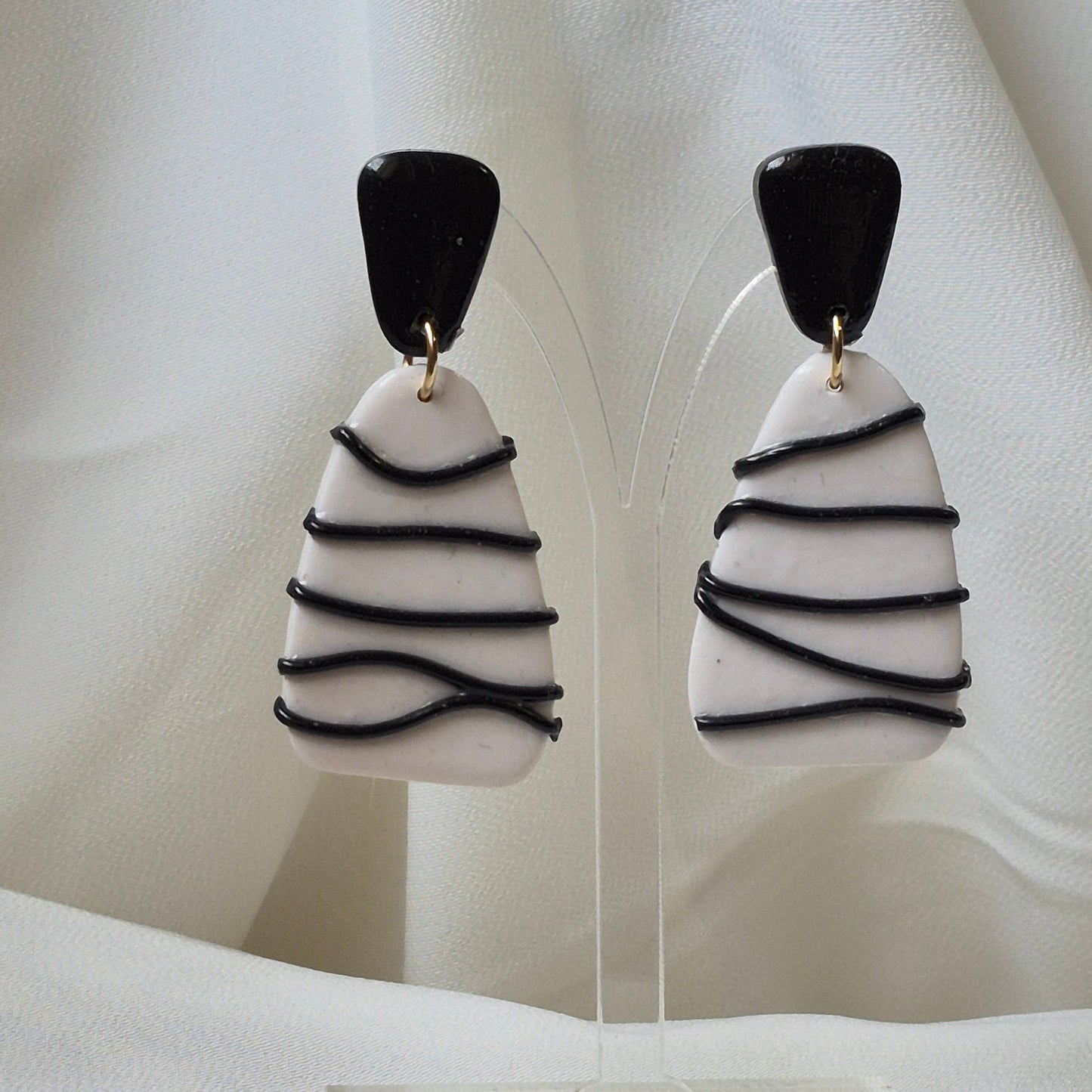 Pendientes geométricos en blanco y negro