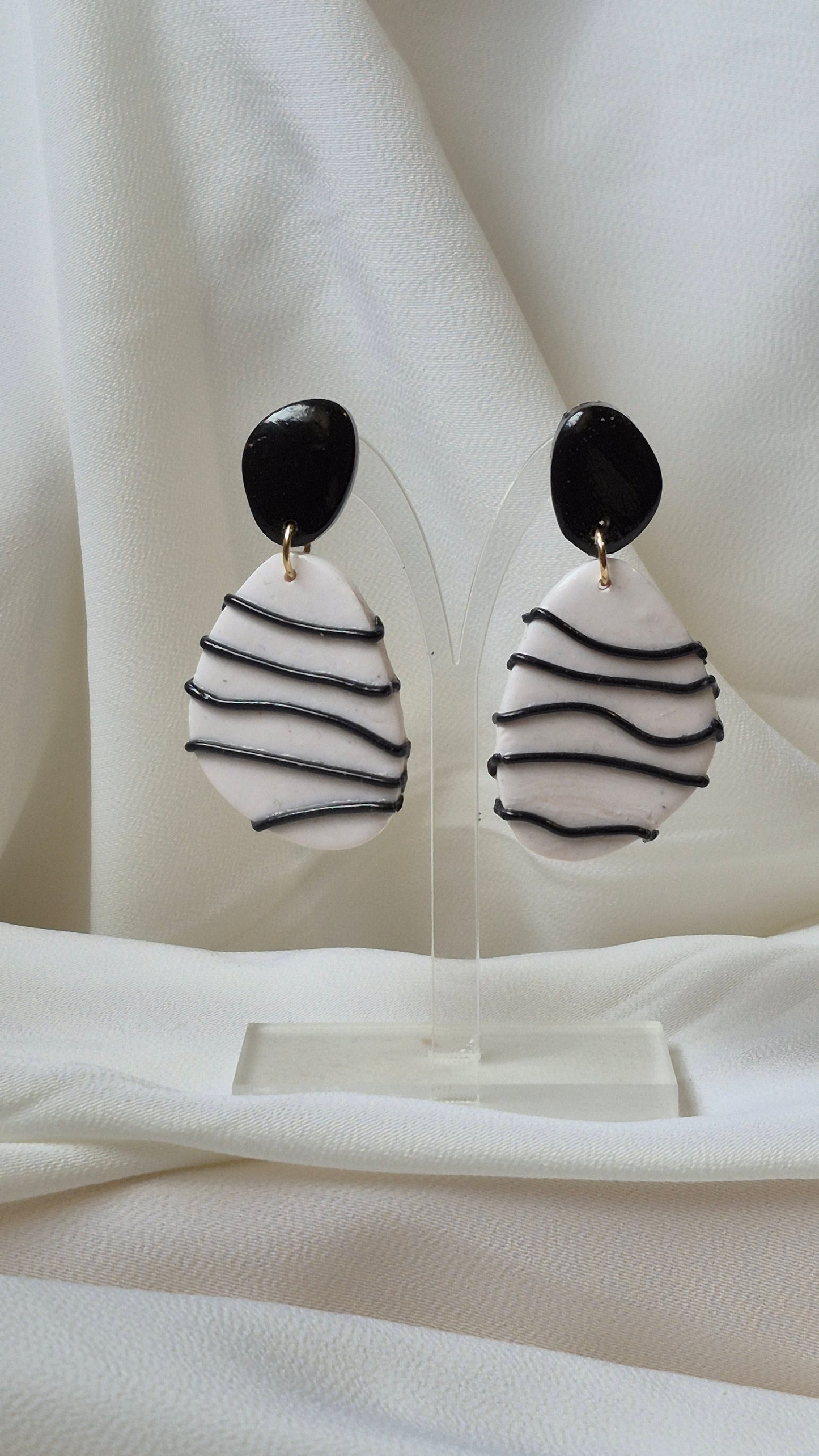 Pendientes geométricos en blanco y negro