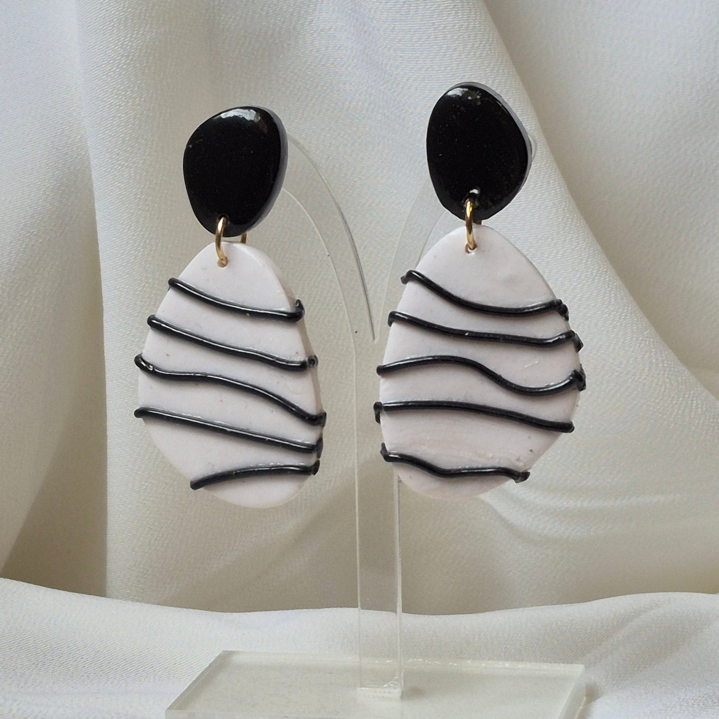 Pendientes geométricos en blanco y negro