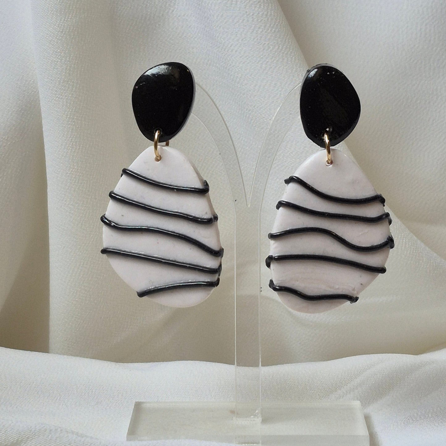 Pendientes geométricos en blanco y negro