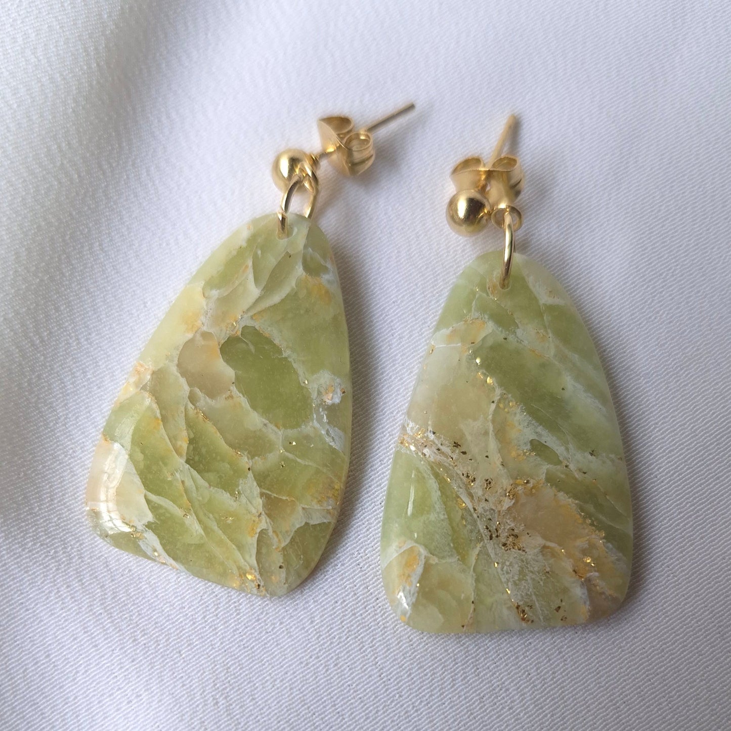 Pendientes Elegantes de Piedra Verde con Acentos Dorados