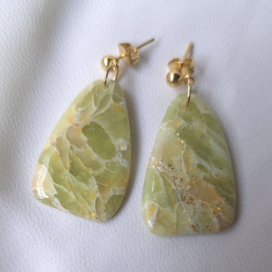 Pendientes Elegantes de Piedra Verde con Acentos Dorados