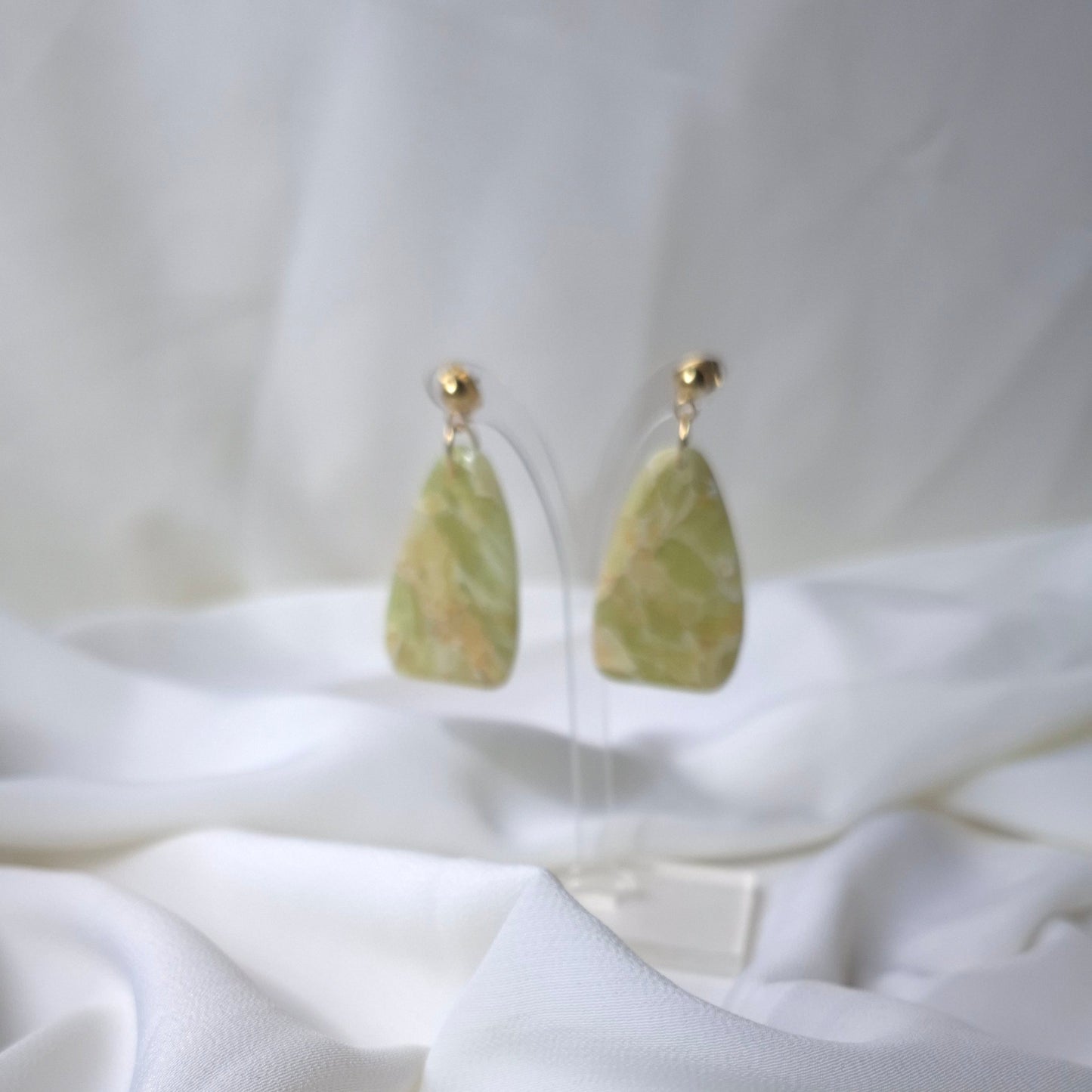 Pendientes Elegantes de Piedra Verde con Acentos Dorados