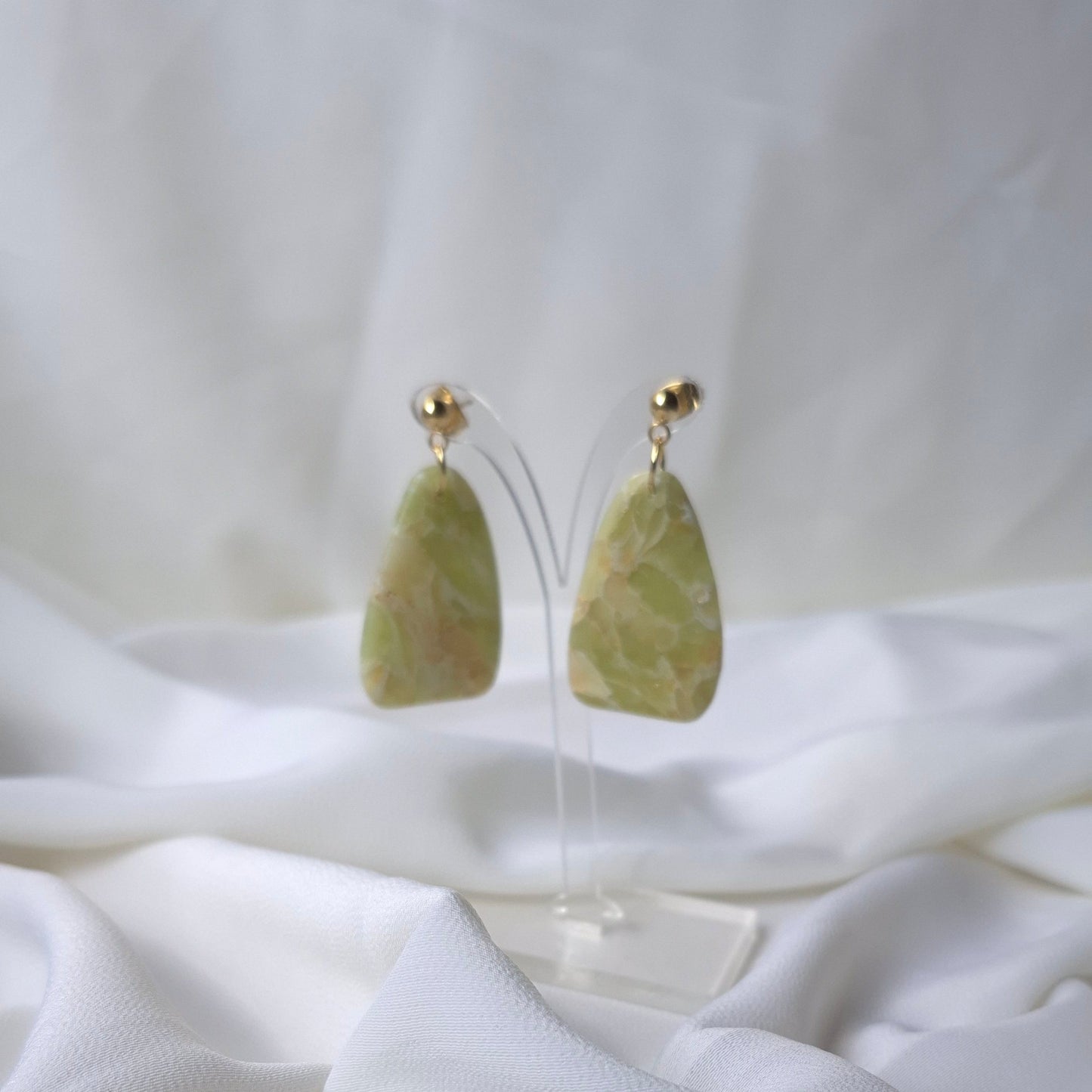 Pendientes Elegantes de Piedra Verde con Acentos Dorados