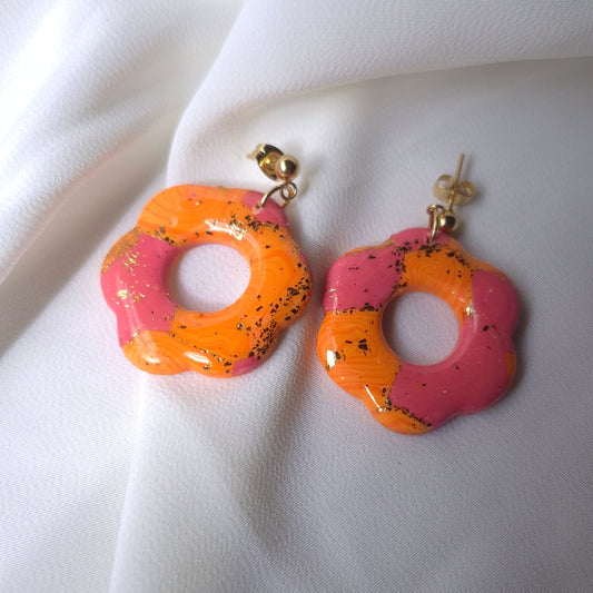 Pendientes florales rosas y naranjas con detalles dorados